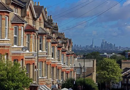 British house prices fell by 0.4% in December 2025, marking the weakest annual growth in nine months at just 0.6%. This unexpected decline contradicts economist forecasts and highlights a potential slowdown in the UK housing market.