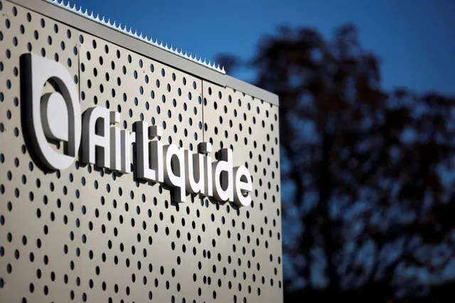 The French group will build two production units in Hiroshima to supply high-purity gases for AI chips. These facilities are scheduled to start up by late 2028.