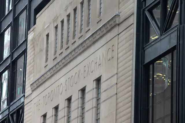El índice S&P/TSX baja un 0,3% hoy ante el retroceso del sector energético. La falta de avances en las negociaciones con Irán presiona a la baja el mercado.