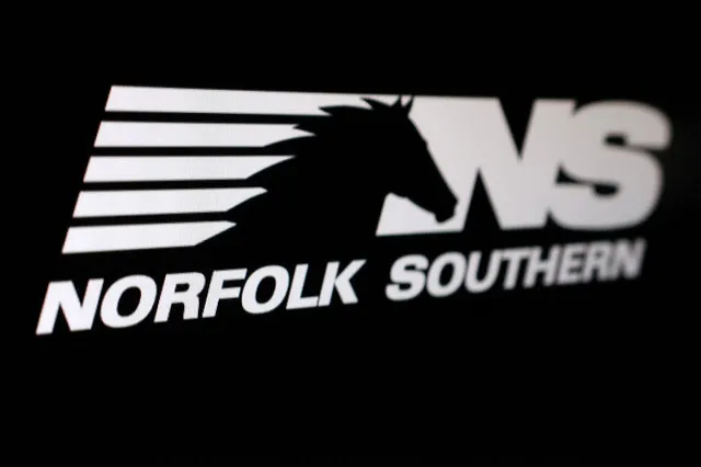 Hãng đường sắt Norfolk Southern ghi nhận lợi nhuận điều chỉnh đạt 2,65 USD mỗi cổ phiếu trong bối cảnh giá nhiên liệu và chi phí bảo trì tăng mạnh. Doanh thu của công ty đi ngang ở mức 3 tỷ USD khi xung đột tại Trung Đông gây áp lực lên biên lợi nhuận toàn ngành.