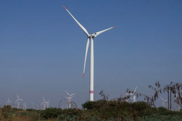 A empresa decidiu restringir sua capacidade anual para até 5 GW após registrar perdas milionárias. A falta de infraestrutura impede o envio da energia produzida.