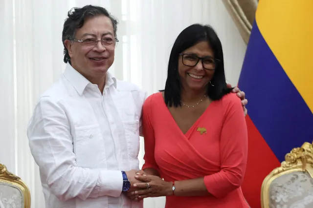 بحثت نائبة الرئيس الفنزويلي ديلسي رودريغيز مع الرئيس الكولومبي غوستافو بيترو سبل زيادة التبادل التجاري الثنائي وتأمين إمدادات الكهرباء لغرب فنزويلا.