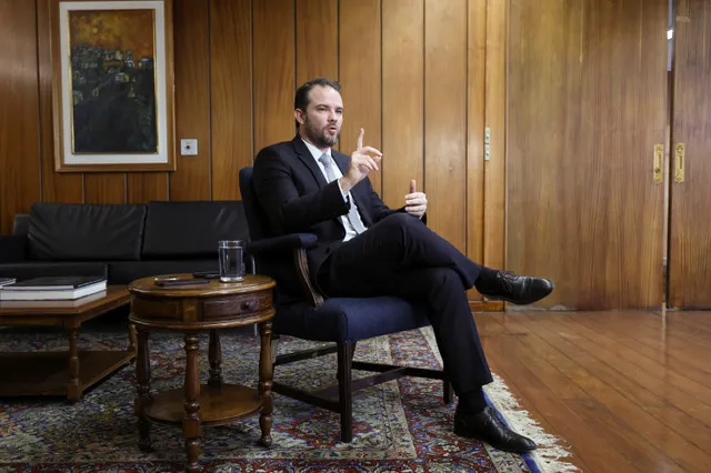 أكد وزير المالية البرازيلي أن القواعد الجديدة للمعادن الاستراتيجية تهدف لتعزيز السيادة الوطنية ومعالجة الموارد محليا. تسعى الحكومة لجذب الاستثمارات الأجنبية عبر برامج تمويل استراتيجية.