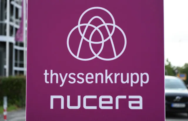 Thyssenkrupp Nucera registró una pérdida de 64 millones de euros en el segundo trimestre, cifra que no alcanzó las estimaciones previstas. La empresa ha decidido congelar las contrataciones con el objetivo de ahorrar 25 millones de euros anuales para el ejercicio fiscal 2026/27.
