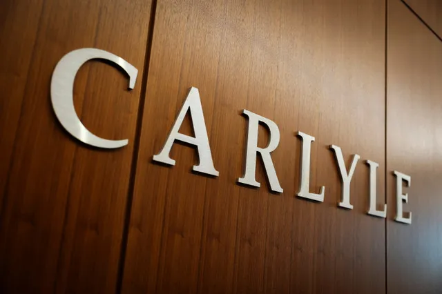 Carlyle y Yum China presentan ofertas por las unidades de KFC y Pizza Hut de Jardine Matheson en Asia. La operaci3n valorada en 400 millones de d3lares se produce mientras la firma reasigna capital hacia sus activos principales.