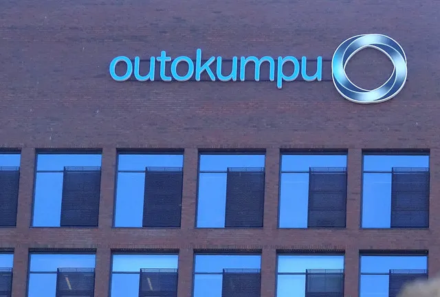La siderúrgica finlandesa Outokumpu reportó un beneficio básico de 65 millones de euros en el primer trimestre, cifra inferior a las expectativas del mercado. Las entregas crecieron un 27 por ciento pese a las pérdidas en Europa y la empresa prevé mayores ganancias para el segundo trimestre.