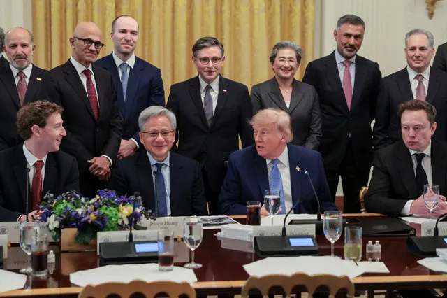 El presidente de la Cámara de Representantes de EE. UU., Mike Johnson, el secretario de Comercio de EE. UU., Howard Lutnick, el director ejecutivo de Meta, Mark Zuckerberg, el fundador y director ejecutivo de SpacexAI, Elon Musk, el presidente y director ejecutivo de Nvidia, Jensen Huang, y la directora ejecutiva de AMD, Lisa Su, asisten a un almuerzo para líderes tecnológicos organizado por el presidente de EE. UU., Donald Trump, en la Sala Este de la Casa Blanca en Washington, D.C., EE. UU., el 29 de septiembre de 2026. REUTERS/Jonathan Ernst