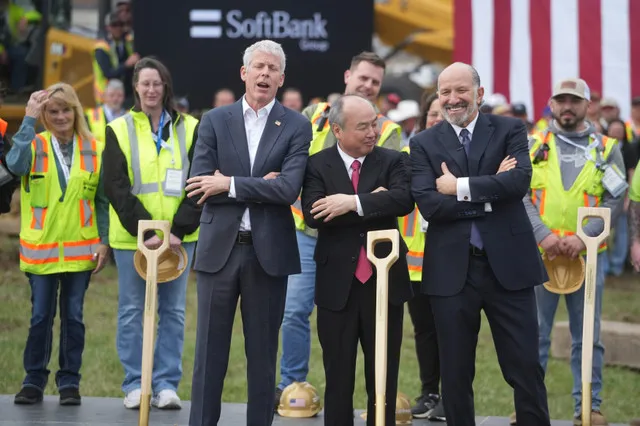 El secretario de Energía de EE. UU., Chris Wright (izquierda), Masayoshi Son, presidente y director ejecutivo de SoftBank Group Corp, y el secretario de Comercio de EE. UU., Howard Lutnick, bromean mientras las autoridades dan inicio a las obras de una instalación de energía a gas natural de 33.000 millones de dólares en la Planta de Difusión Gaseosa de Portsmouth en Piketon, Ohio, el viernes 20 de marzo de 2026. Los funcionarios han dicho que la planta eventualmente producirá suficiente energía para abastecer a la mitad de Ohio