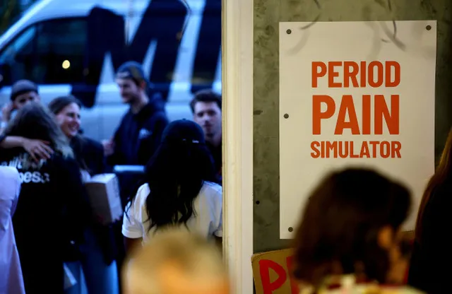 Personas asisten a un evento de startups en una tienda pop-up en Berlín, Alemania, el 30 de septiembre de 2026. Se fundó una cifra récord de más de 3.000 empresas emergentes en Alemania en el primer semestre de 2026, un aumento del 88% respecto al mismo período del año anterior. Alrededor de un tercio se centra en la inteligencia artificial, lo que convierte a la IA en uno de los principales motores del repunte, junto con un mercado laboral más débil y una nueva legislación sobre empresas emergentes. REUTERS/Lisi Niesner