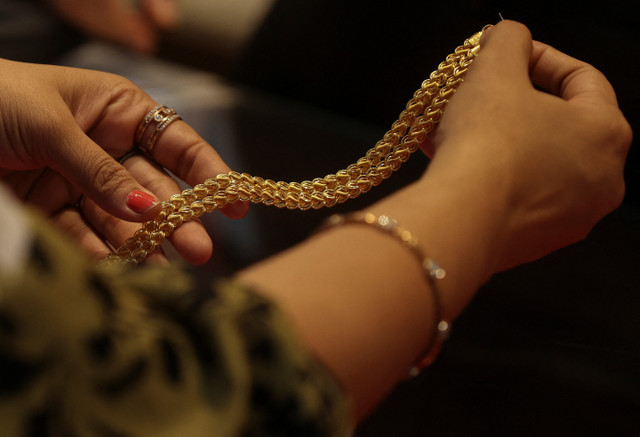 Gold Prices Fall as Dollar Gains Ahead of Fed Minutes | IUX24