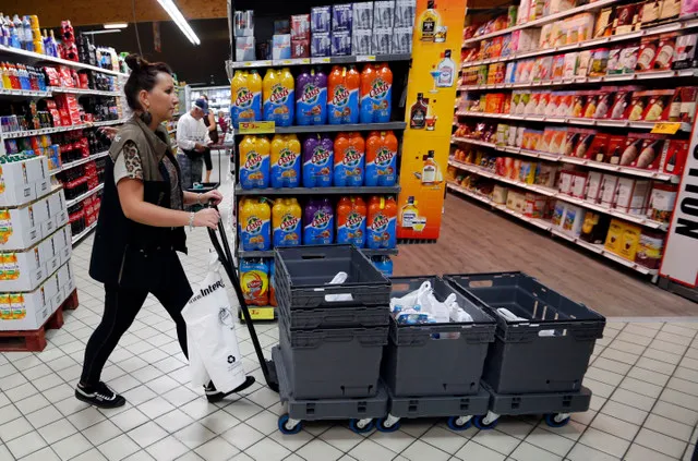 Una empleada empuja un carrito mientras recoge productos para un punto de recogida en tienda en un supermercado Intermarche en Lanton, en el suroeste de Francia, el 30 de agosto de 2013. Francia ha sido el país que más rápido ha aprovechado la tendencia de compra en línea y recogida en tienda, con un 20 por ciento de la población que ya utiliza el servicio de recogida en automóvil para compras realizadas por internet. Foto tomada el 30 de agosto de 2013. REUTERS/Regis Duvignau (FRANCIA - Etiquetas